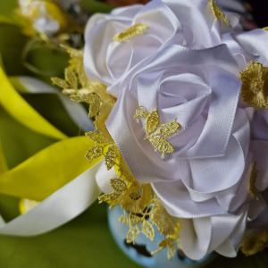 ESKÜVŐ MCS40 - Menyasszonyi csokor hófehér és sárga szatén rózsákból