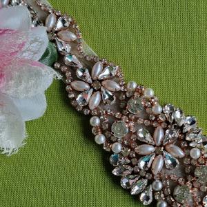 ESKÜVŐ MÖV21B - rosegold színű strasszköves gyöngyös menyasszonyi öv 35x5 cm szalagon