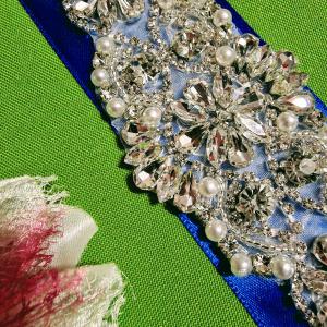 ESKÜVŐ MÖV23 – Strasszos menyasszonyi öv 25x5cm-es választható szatén szalagon