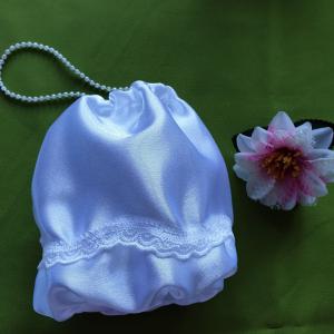 ESKÜVŐ MSZ01 - Menyasszonyi szütyő, tatyó hullámos csipkés fehér szatén