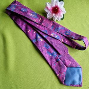 ESKÜVŐ NYK108 - Selyem nyakkendő -  lila alpon kék ház minta