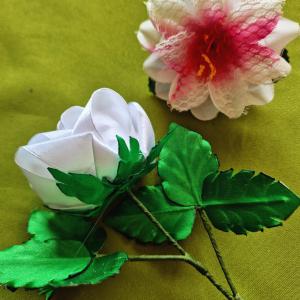 ESKÜVŐ RZS01 - Kézzel készített fehér szatén rózsaszál
