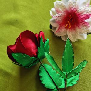 ESKÜVŐ RZS05 - Kézzel készített bordó/borvörös szatén rózsaszál