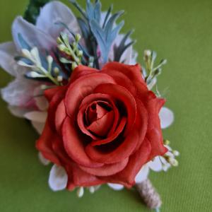 Esküvői bokréta, kitűző BOK43 - Téglapiros rózsával