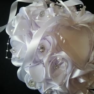 Esküvői Szív alakú Gyűrűpárna fehér szatén rózsából