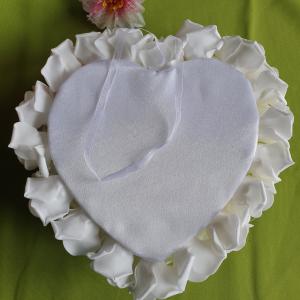 Esküvői Szív alakú Gyűrűpárna törtfehér habrózsával - 27x27cm