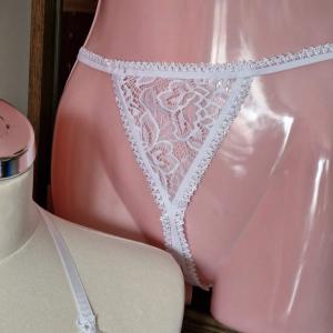 FEN129 - Női fehérnemű szett - Muszlin csipkés babydol, hálóing nyitott tangával