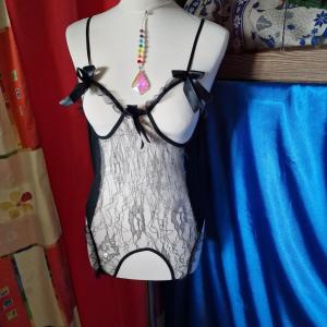 FEN140 - Szexi fekete csipkés, fodros, ezüst hímzéses, masnis body