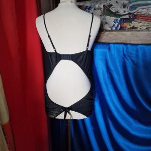 FEN140 - Szexi fekete csipkés, fodros, ezüst hímzéses, masnis body