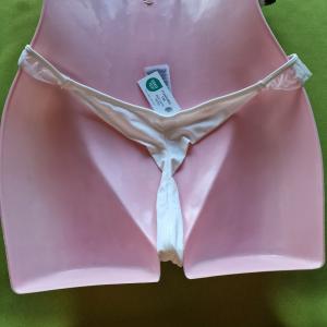 FEN149 - Női fehérnemű - Fehér csipkés, fodros tanga M-L