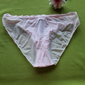 FEN150 - Női fehérnemű - Hagyományos fazonú rózsaszín hímzett bugyi S-M