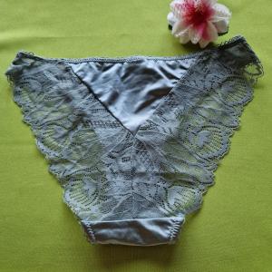 FEN153 - Női fehérnemű - Hagyományos fazonú grafit szürke selyem csipkés bugyi S