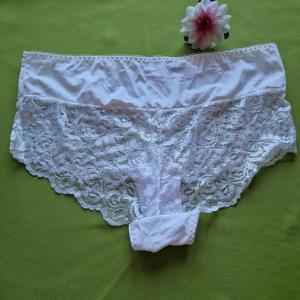 FEN57 - Nagyméretű, hagyományos fazonú rugalmas csipke bugyi 52-54