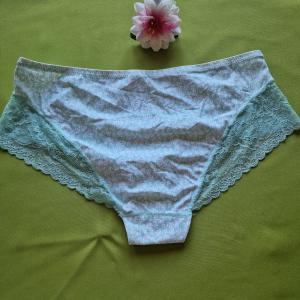 FEN60 - Nagyméretű, hagyományos fazonú rugalmas zöld leveles csipke bugyi 52-54