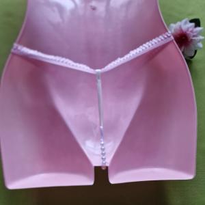 FEN86A - Női fehérnemű - Púderrózsaszín rózsa levelek közt, gyöngyös G-string tanga bugyi