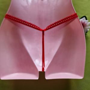 FEN87C - Női fehérnemű - Piros rózsás, gyöngyös G-string tanga bugyi