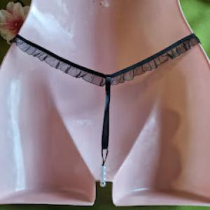 FEN89B - Női fehérnemű - Fekete rózsa levelekkel, gyöngyös G-string tanga bugyi