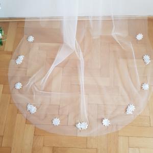 FTY110 - 1 rétegű, hímzett csipkés szélű Ekrü menyasszonyi fátyol 300x150cm