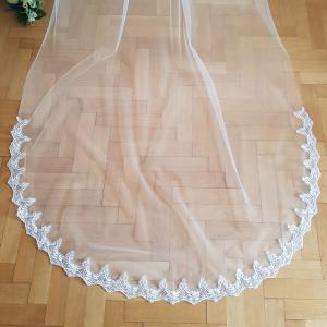 FTY112 - 1 rétegű, hímzett csipkés szélű Hófehér menyasszonyi fátyol 300x150cm