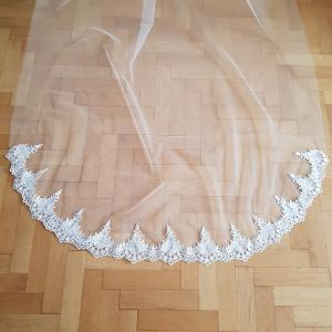 FTY116 - 1 rétegű, hímzett csipkés szélű Ekrü menyasszonyi fátyol 300x150cm
