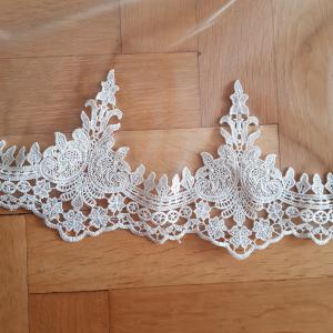 FTY116 - 1 rétegű, hímzett csipkés szélű Ekrü menyasszonyi fátyol 300x150cm