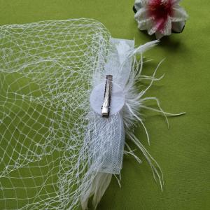 FTY139 -  Menyasszonyi tollas, masnis, gyöngyös csattal ellátott fehér arcfátyol, kalitkafátyol