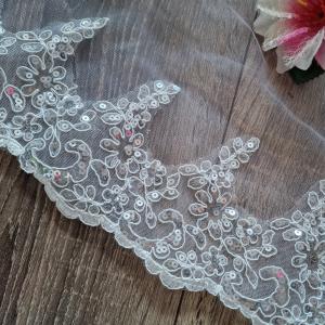 FTY143 - 1 rétegű, hímzett, filtteres, csipkés szélű Hófehér menyasszonyi fátyol 300x150cm