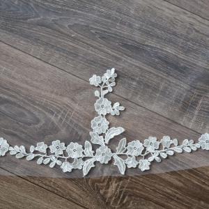 FTY144 - 1 rétegű, hímzett virágos, csipkés szélű FEHÉR, 3 méteres fésús menyasszonyi fátyol