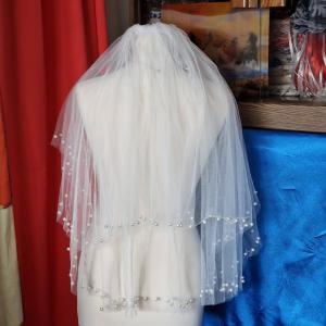 FTY145 - 2 rétegű, szegetlen, törtfehér gyöngyös menyasszonyi fátyol 56/75x150cm