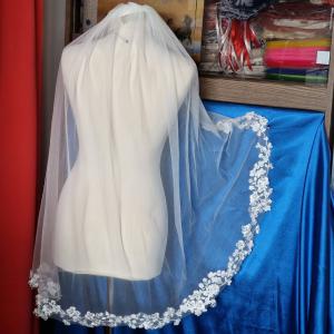 FTY146 - 1 rétegű, csipkés szélű, gyöngyözött, EKRÜ menyasszonyi fátyol 95x150cm