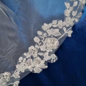 FTY146 - 1 rétegű, csipkés szélű, gyöngyözött, EKRÜ menyasszonyi fátyol 95x150cm