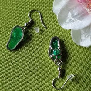 FÜL10 - Papucs alakú zöld beakasztós fülbevaló