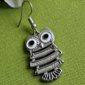 FÜL172 - Tűzzománcos, strasszos bagoly beakasztós fülbevaló ajándék rögzítővel