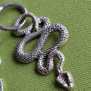 FÜL173 - Kígyó motívumos beakasztós fülbevaló