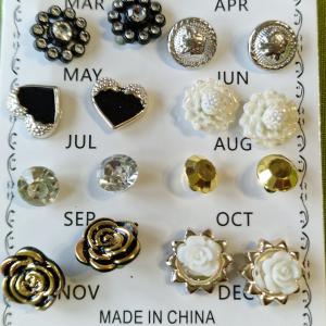 FÜL40 - 12 pár beszúrós fülbevaló: gömb, szív, rózsa, virág, fekete, fehér, arany