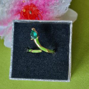 GYR74 - Smaragd szemű kígyó formájú arany színű acél gyűrű tűzzománcos