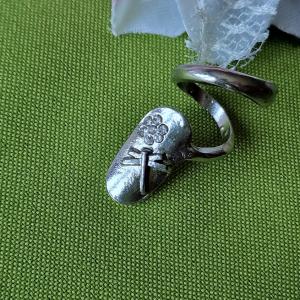 GYR99 - Ezüst színű strasszköves köröm gyűrű