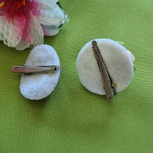 HAD09 - Szatén rózsával díszített lila-kék flitteres kalap hajcsaton