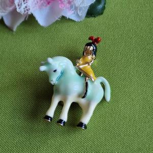 Kitűző, bross BRO158 - Tűzzománccal bevont lovagló kislány 35x48mm