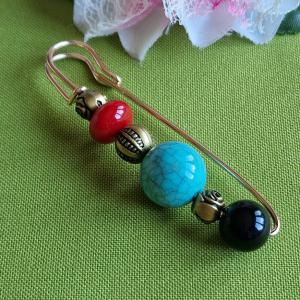 Kitűző, bross BRO160 -  Achát és sárgaréz gyöngyös melltű 20x78mm