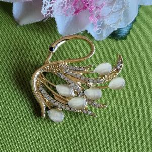 Kitűző, bross BRO264 - Strasszköves gyöngyös hattyú 37x35mm