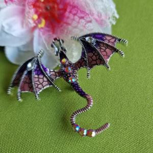 Kitűző, bross BRO269D - Tűzzománcos lila/rózsa repülő sárkány kb. 75x65mm