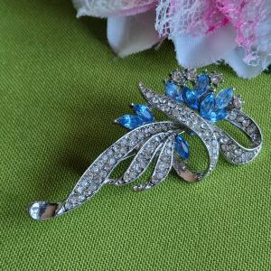 Kitűző, bross BRO272 - Kék kristályköves virág szalaggal 32x57mm