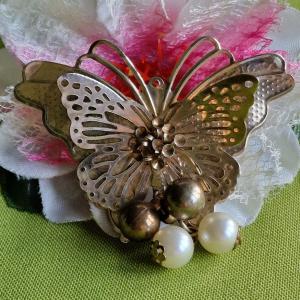 Kitűző, bross BRO313 - Antik hatású gyöngyös dupla szárnyú pillangó medál 70x62mm