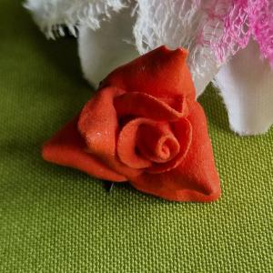 Kitűző, bross BRO417 - Piros rózsa 30x28mm