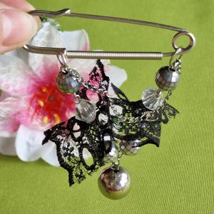 Kitűző, bross BRO419 - Fekete csipkés, gyöngyös biztosítótű 68x90mm