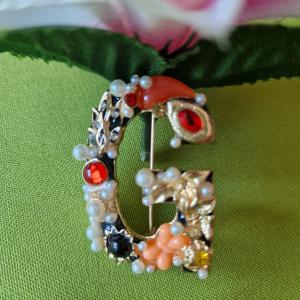 Kitűző, bross BRO42 - Strasszköves gyöngyös pillangós G betű 35x50mm