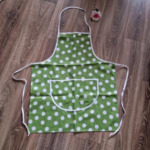 KTN02 - Zöld alapú fehér pöttyös, zsebes pamut konyhai kötény