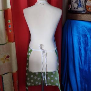 KTN02 - Zöld alapú fehér pöttyös, zsebes pamut konyhai kötény