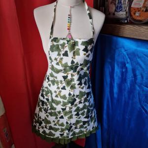 KTN03 - Borostyán mintás, zsebes, fodros pamut konyhai kötény